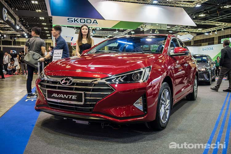 Triển lãm Singapore Motor Show 2019 hiện đang diễn ra ở đảo quốc Sư tử đã thu hút sự chú ý của giới báo chí ô tô trong toàn khu vực. Nguyên nhân là do có nhiều mẫu xe mới ra mắt ở quốc tế đã được đưa về trưng bày trong sự kiện này. Ngoài Mazda3 2019, còn có mẫu sedan cỡ C Hyundai Elantra 2019 mời cũng góp mặt trong triển lãm. 
