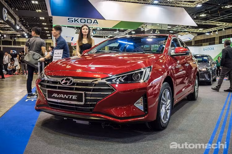 Triển lãm Singapore Motor Show 2019 hiện đang diễn ra ở đảo quốc Sư tử đã thu hút sự chú ý của giới báo chí ô tô trong toàn khu vực. Nguyên nhân là do có nhiều mẫu xe mới ra mắt ở quốc tế đã được đưa về trưng bày trong sự kiện này. Ngoài Mazda3 2019, còn có mẫu sedan cỡ C Hyundai Elantra 2019 mời cũng góp mặt trong triển lãm. 