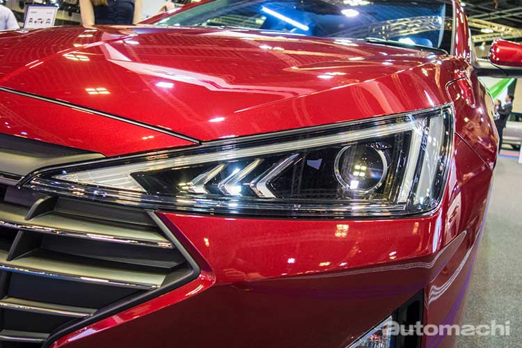 Lần đầu tiên ra mắt tại Mỹ vào hồi tháng 8 năm ngoái, Hyundai Elantra 2019 dành cho Đông Nam Á cũng sở hữu thiết kế thay đổi từ ngoài vào trong dù chỉ là phiên bản nâng cấp. Đầu tiên phải kể đến phần đầu xe của Hyundai Elantra 2019 với cụm đèn pha LED hình tam giác và đi kèm dải đèn LED định vị ban ngày bao quanh. Đèn pha sẽ dùng bóng LED hoặc Halogen, tùy từng phiên bản.