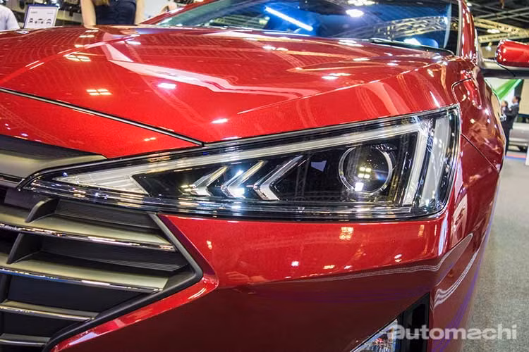 Lần đầu tiên ra mắt tại Mỹ vào hồi tháng 8 năm ngoái, Hyundai Elantra 2019 dành cho Đông Nam Á cũng sở hữu thiết kế thay đổi từ ngoài vào trong dù chỉ là phiên bản nâng cấp. Đầu tiên phải kể đến phần đầu xe của Hyundai Elantra 2019 với cụm đèn pha LED hình tam giác và đi kèm dải đèn LED định vị ban ngày bao quanh. Đèn pha sẽ dùng bóng LED hoặc Halogen, tùy từng phiên bản.