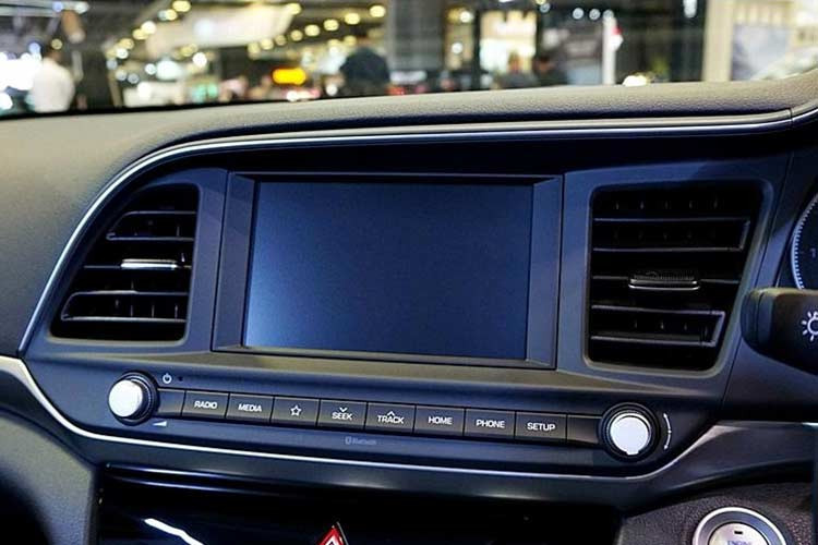 Hệ thống thông tin giải trí của Hyundai Elantra 2019 trông có vẻ quen thuộc nhưng thực chất thuộc phiên bản AVN 5.0 hoàn toàn mới. Hệ thống này đi kèm màn hình 8 inch cỡ lớn hơn và bộ vi xử lý nhanh hơn, từ đó tăng khả năng phản hồi. Bên cạnh đó, hệ thống còn được nâng cấp phần mục lục và đi kèm tính năng quan sát toàn cảnh để phục vụ định vị.