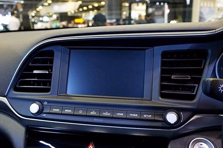 Hệ thống thông tin giải trí của Hyundai Elantra 2019 trông có vẻ quen thuộc nhưng thực chất thuộc phiên bản AVN 5.0 hoàn toàn mới. Hệ thống này đi kèm màn hình 8 inch cỡ lớn hơn và bộ vi xử lý nhanh hơn, từ đó tăng khả năng phản hồi. Bên cạnh đó, hệ thống còn được nâng cấp phần mục lục và đi kèm tính năng quan sát toàn cảnh để phục vụ định vị.