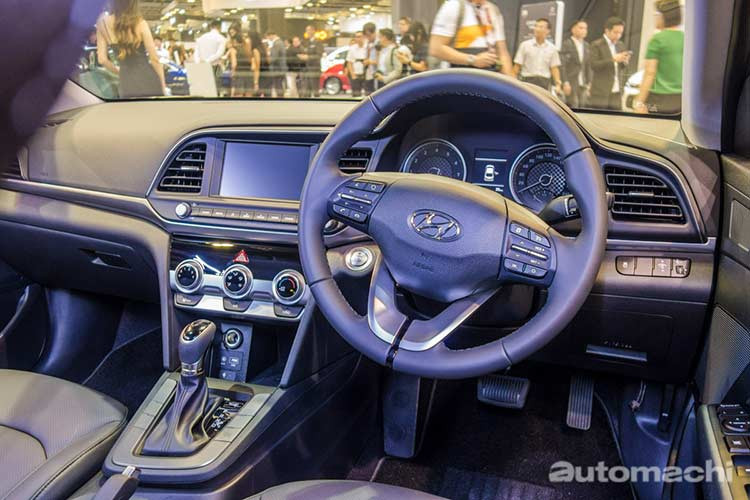 Bên trong Hyundai Elantra 2019, người lái được chào đón bằng không gian nội thất giữ thiết kế tổng thể như cũ, chỉ thay đổi ở một vài chi tiết như cửa gió điều hòa, mặt táp-lô, nút trên cụm điều khiển trung tâm. Có vẻ như xe ở thị trường Singapore sẽ không có màn hình kỹ thuật số chỉnh điều hòa mà chỉ dùng núm xoay chỉnh tay truyền thống. Thêm vào đó là ghế bọc da như trước.