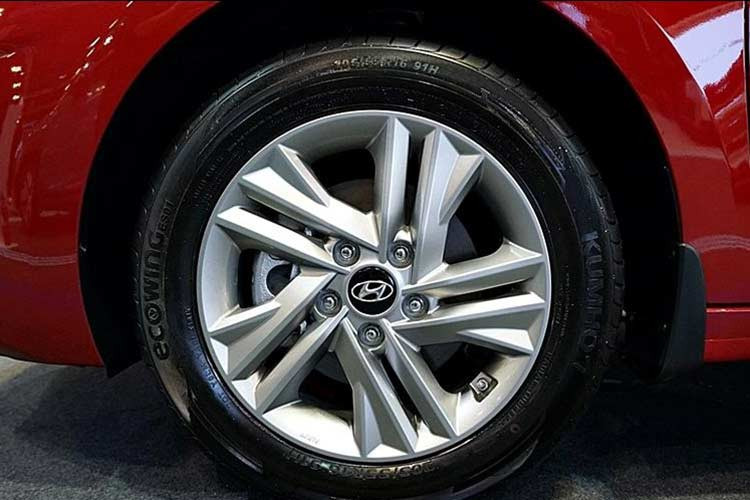 Bên sườn Hyundai Elantra 2019 là 3 loại vành la-zăng hợp kim với đường kính 16 và 17 inch mới, tùy phiên bản. Vòng ra đằng sau, bạn sẽ thấy cụm đèn hậu tái thiết kế với dải đèn LED kép thanh mảnh hơn. Điều này giúp phần đuôi của Hyundai Elantra 2019 trông như rộng ra. Đuôi xe còn có nắp cốp sau sắc sảo hơn và dòng chữ "Elantra" kéo giãn bên dưới logo hãng Hyundai.