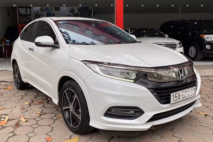 Một chiếc xe được đánh giá cực kỳ chất lượng nhưng Honda HR-V luôn đứng vị trí chốt bảng cả về doanh số lẫn lượt tìm kiếm. Theo những người trong giới, nguồn cơn sự việc là do thiết kế của HR-V khá bảo thủ, có phần già nua, trong khi giá xe thuộc dạng cao nhất nhóm SUV đô thị.