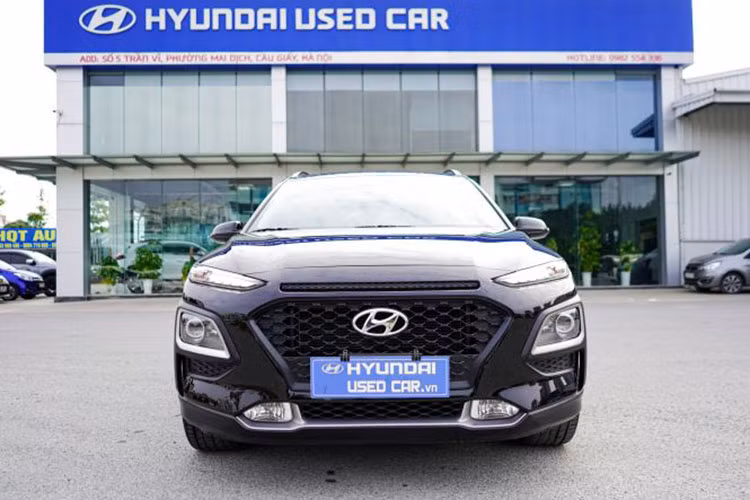 Ngay sau Seltos là người "đồng hương" Kona với lượt tìm kiếm bám sát nút. Đáng chú ý, để mua chiếc Hyundai Kona đã qua sử dụng, khách hàng cần phải chi khoản tiền từ 579 - 925 triệu đồng, con số khá cao so với mức niêm yết xe mới ở thời điểm hiện tại, từ 636 – 750 triệu đồng. 