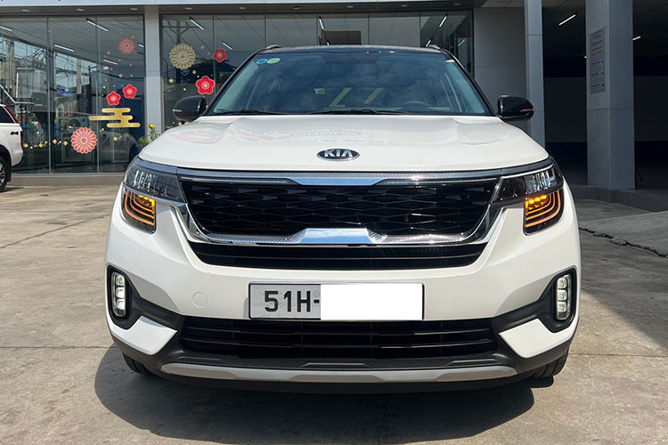 Dù đang là cái tên “làm mưa làm gió” trên thị trường xe mới tại Việt Nam, với doanh số đáng mơ ước nhưng KIA Seltos lại phải chịu thất bại trước đối thủ Ford EcoSport trên sàn ôtô cũ khi kém lượt tìm kiếm và "săn xe".