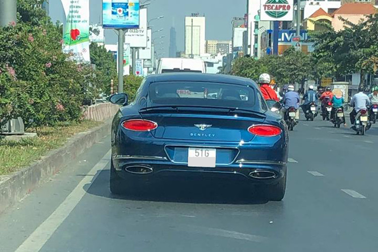 Mới đây, chiếc Coupe siêu sang Bentley Continental GT này bị bắt gặp lăn bánh tại Sài Gòn. Trước khi mua chiếc Bentley Continental GT đời 2018, gia đình thiếu gia 9X này còn sở hữu đến 2 chiếc Bentley Bentayga mua chính hãng, 1 chiếc Bentley Continental GTC và 1 chiếc siêu xe Aston Martin Vanquish cũng như Maybach 62 Zeppelin.