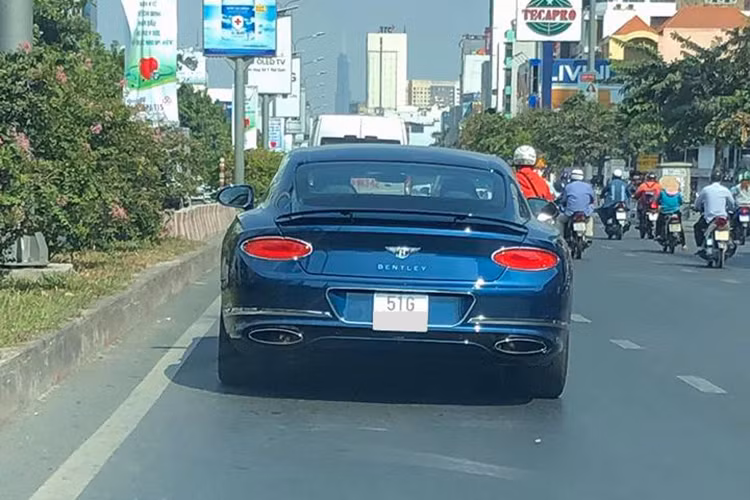 Mới đây, chiếc Coupe siêu sang Bentley Continental GT này bị bắt gặp lăn bánh tại Sài Gòn. Trước khi mua chiếc Bentley Continental GT đời 2018, gia đình thiếu gia 9X này còn sở hữu đến 2 chiếc Bentley Bentayga mua chính hãng, 1 chiếc Bentley Continental GTC và 1 chiếc siêu xe Aston Martin Vanquish cũng như Maybach 62 Zeppelin.