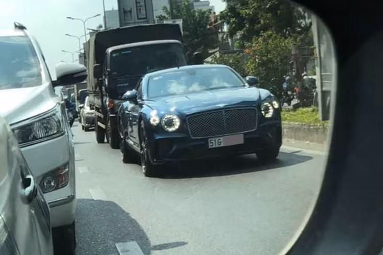 Sau 1 tháng cập bến thị trường Việt Nam, mẫu Coupe siêu sang Bentley Continental GT 2018 đầu tiên có mặt tại dải đất hình chữ S đã được bàn giao cho chủ nhân và cũng đã có biển kiểm soát trắng tinh. Đúng như tin đồn trước đó, chiếc Bentley Continental GT 2018 này thuộc sở hữu của một gia đình thiếu gia 9X ở quận 7, TP HCM.