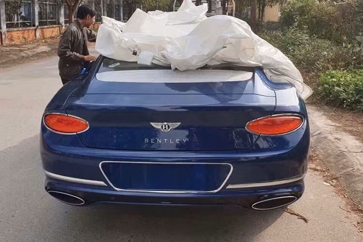 Ngoại hình Bentley Continental GT đời 2018 đầu tiên về Việt Nam có sự khác biệt so với Bentley Continental GT đời cũ đang lăn bánh ở dải đất hình chữ S như thanh chia gió ở hốc gió trước, lưới tản nhiệt và đèn pha mới hay đến cụm đèn hậu cũng được thiết kế lại dẹp hơn trước. Cuối cùng là ống xả oval.