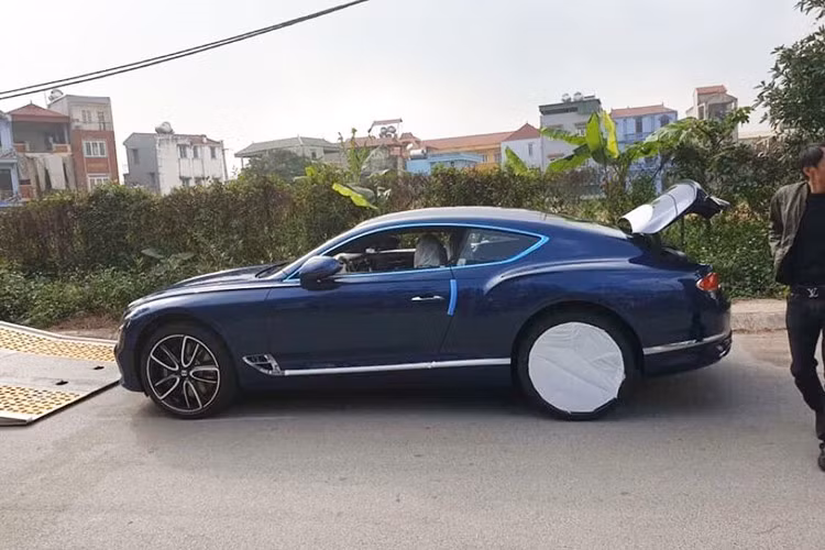 Theo một số nguồn tin, chiếc Bentley Continental GT đời 2018 đầu tiên về Việt Nam được nhập khẩu chính hãng và có giá bán không dưới 25 tỷ đồng. Ngoại thất mẫu Coupe siêu sang Bentley Continental GT 2018 này mang màu sơn xanh Marlin rất nổi bật đi kèm nhiều chi tiết mạ crôm. 