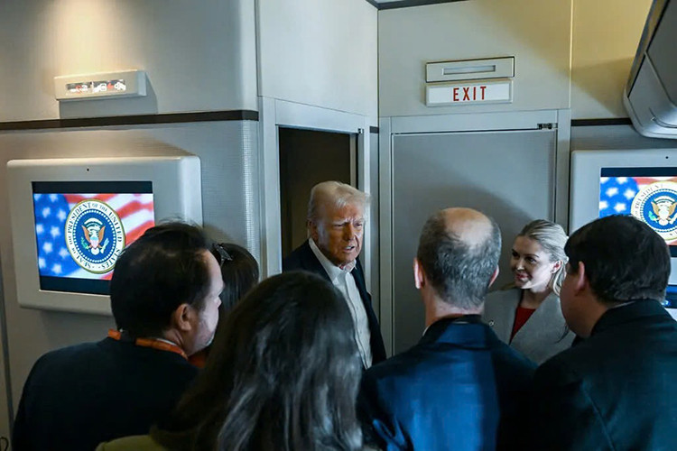 Ông Trump sa thải hàng loạt quan chức trong đêm gây bất ngờ Ong Trump sa thai hang loat quan chuc trong dem gay bat ngo