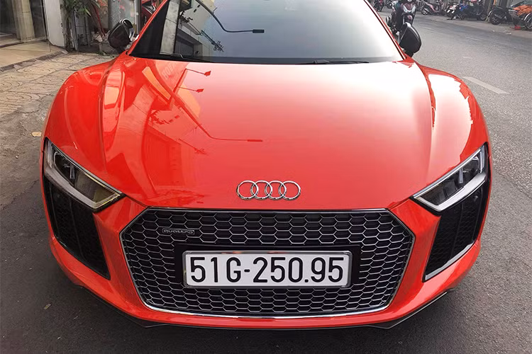 Trước khi bán lái chiếc Audi R8 V10 Plus này, được biết chiếc xe chỉ gắn bó cùng với cặp đôi Đông Nhi - Ông Cao Thắng chưa đến nửa năm, thời gian còn lại siêu xe này chủ yếu nằm trong showroom của Audi Việt Nam đặt tại Tôn Đức Thắng, phường Bến Nghé quận 1, TP HCM.