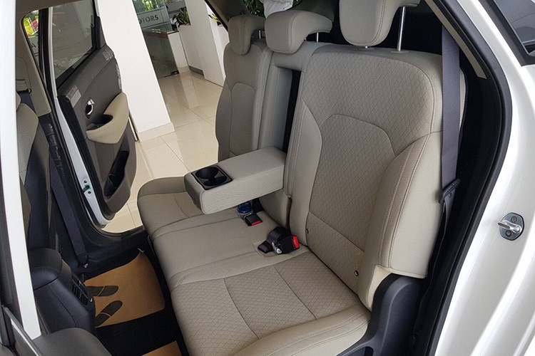 Kia Rondo 2.0 MT mới sử dụng khối động cơ xăng Nu2.0L, 4 xy lanh thẳng hàng, 16 van DOHC, công nghệ Dual CVVT. Động cơ đạt công suất tối đa 158 mã lực tại 6500 vòng/phút, mô men xoắn cực đại 194Nm tại 4800 vòng/phút. Xe được trang bị hộp số sàn 6 cấp.