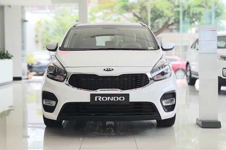 Xe sở hữu cụm đèn pha thiết kế dạng mắt lồi, trong khi đó đèn sương mù dạng hình chữ nhật nằm ngang nằm ở hố hút gió phía trước. Phần đuôi xe ấn tượng với cụm đèn hậu lớn, một phần tích hợp ngay trên nắp ca-pô sau của xe. Đuôi xe cũng khá sang trọng và hiện đại với cụm đèn hậu sử dụng công nghệ LED trên phiên bản GATH.