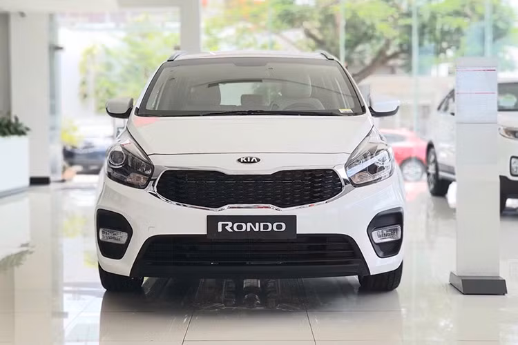 Xe sở hữu cụm đèn pha thiết kế dạng mắt lồi, trong khi đó đèn sương mù dạng hình chữ nhật nằm ngang nằm ở hố hút gió phía trước. Phần đuôi xe ấn tượng với cụm đèn hậu lớn, một phần tích hợp ngay trên nắp ca-pô sau của xe. Đuôi xe cũng khá sang trọng và hiện đại với cụm đèn hậu sử dụng công nghệ LED trên phiên bản GATH.