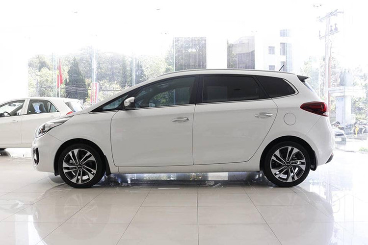 Sở hữu kích thước nhỏ hơn cùng kiểu dáng bo tròn khiến không gian cabin của Kia Rondo nâng cấp mới nhỏ hơn so với đối thủ chính là Toyota Innova. Dù là xe 7 chỗ (5+2 chỗ ngồi) nhưng Rondo phù hợp để sử dụng như xe 5 chỗ ngồi để đảm bảo sự thoải mái cho các người sử dụng nếu đi những chuyến hành trình xa.