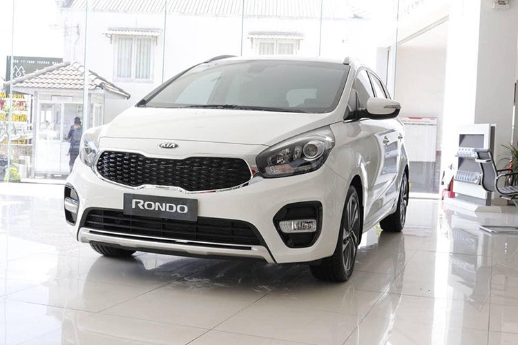Với những khách hàng muốn mua một chiếc xe 7 chỗ tầm giá 600-700 triệu nhưng chỉ sử dụng thường xuyên như xe 5 chỗ ngồi, không quá chú trọng không gian cabin, xe trang bị tính năng tốt mà không cần nâng cấp thêm khi mua xe về thì đây là lựa chọn đang cân nhắc. Giá xe Kia Rondo MT tại Việt Nam hiện đang bán ra ở mức 585 triệu đồng.