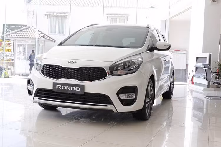 Với những khách hàng muốn mua một chiếc xe 7 chỗ tầm giá 600-700 triệu nhưng chỉ sử dụng thường xuyên như xe 5 chỗ ngồi, không quá chú trọng không gian cabin, xe trang bị tính năng tốt mà không cần nâng cấp thêm khi mua xe về thì đây là lựa chọn đang cân nhắc. Giá xe Kia Rondo MT tại Việt Nam hiện đang bán ra ở mức 585 triệu đồng.