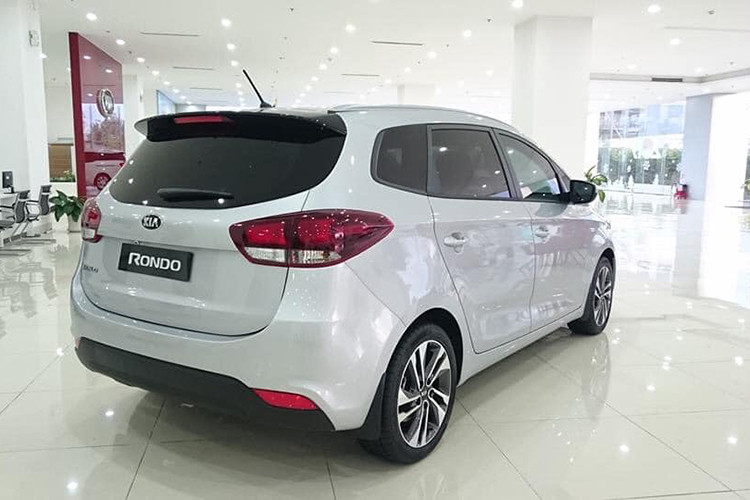 Rondo phiên bản MT cũng được trang bị hệ thống an toàn với 2 phanh trước và sau đều dạng đĩa. Hỗ trợ cho 2 phanh này là 2 công nghệ tiêu chuẩn ABS, EBD. Xe cũng được trang bị camera lùi để tăng góc quan sát khi lùi xe nhưng là tuỳ chon cho khách hàng cần mua thêm. Ngoài ra, 2 túi khí cũng hỗ hỗ trợ tối đa an toàn cho người dùng.