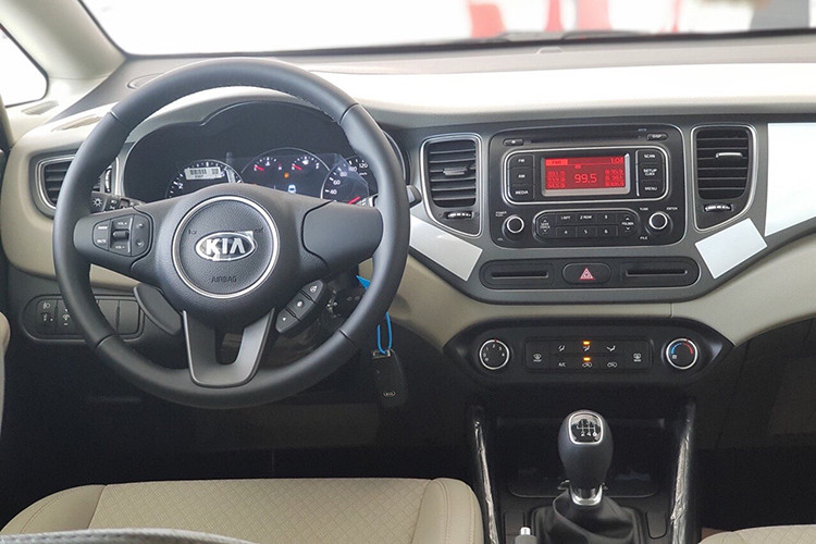 Cụm vô lăng bọc da giữ nguyên thiết kế 3 chấu kèm những nút bấm tiện ích nhưng được lược bớt, ngoài ra trên phiên bản này ghế sẽ là dạng nỉ chứ không bọc da. Xe vẫn được trang bị đầu đĩa, hệ thống âm thanh 6 loa, cổng kết nối USB, AUX, đài FM... tất cả các phiên bản của Rondo nâng cấp mới đều có cửa gió điều hòa cho hàng ghế sau.