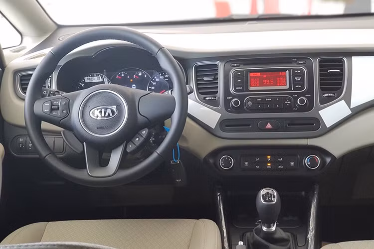 Cụm vô lăng bọc da giữ nguyên thiết kế 3 chấu kèm những nút bấm tiện ích nhưng được lược bớt, ngoài ra trên phiên bản này ghế sẽ là dạng nỉ chứ không bọc da. Xe vẫn được trang bị đầu đĩa, hệ thống âm thanh 6 loa, cổng kết nối USB, AUX, đài FM... tất cả các phiên bản của Rondo nâng cấp mới đều có cửa gió điều hòa cho hàng ghế sau.