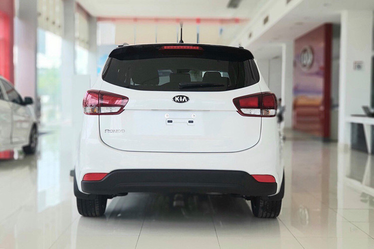 Nhìn ngang xe, Kia Rondo phiên bản nâng cấp có thiết kế bắt mắt hơn trước đây, cụm la-zăng được thiết kế 5 chấu kép vuốt theo hình cánh quạt hiện đại và thể thao hơn trước. Gương chiếu hậu được trang bị tính năng cần thiết như chỉnh điện, gập điện và tích hợp đèn báo rẽ tiện dụng.