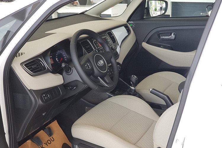 Hai ghế nhỏ ở hàng ghế thứ 3 có thể sử dụng cho những trường hợp sum họp gia đình, cần chở thêm người đi quảng đường ngắn. Với những khách hàng gia đình ít người, cần một chiếc xe 5 chỗ có không gian khoang hành lý thoải mái thì cũng có thể lựa chọn Rondo thay cho những chiếc SUV giá bán cao hơn.