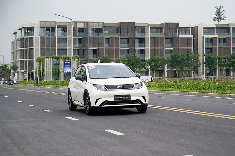 Trong khi đó, BYD DOLPHIN lại sở hữu khoang hành lý rộng rãi, hàng ghế sau gập linh hoạt cho phép mở rộng dung tích khoang hành lý lên mức tối đa 1.310 lít.