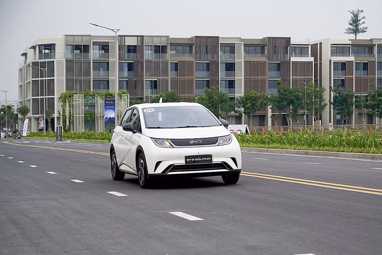 Trong khi đó, BYD DOLPHIN lại sở hữu khoang hành lý rộng rãi, hàng ghế sau gập linh hoạt cho phép mở rộng dung tích khoang hành lý lên mức tối đa 1.310 lít.