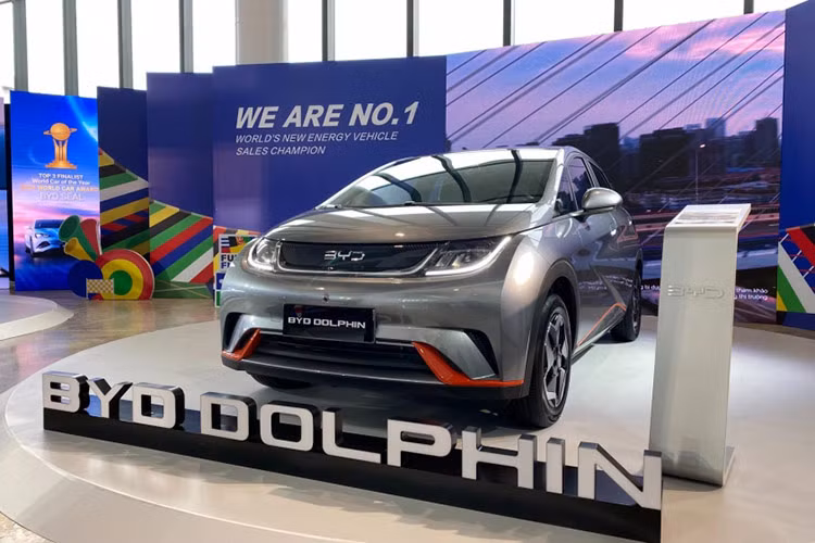 Theo đó, khách mời tham dự được lần đầu tận mắt chiêm ngưỡng, lái thử và trải nghiệm trực tiếp 03 dòng xe BYD SEAL (sedan), BYD DOLPHIN (hatchback) và BYD ATTO 3 (SUV đô thị); tham quan triển lãm công nghệ và lắng nghe những chia sẻ của đại diện BYD về những sản phẩm cũng như giải pháp năng lượng mới.