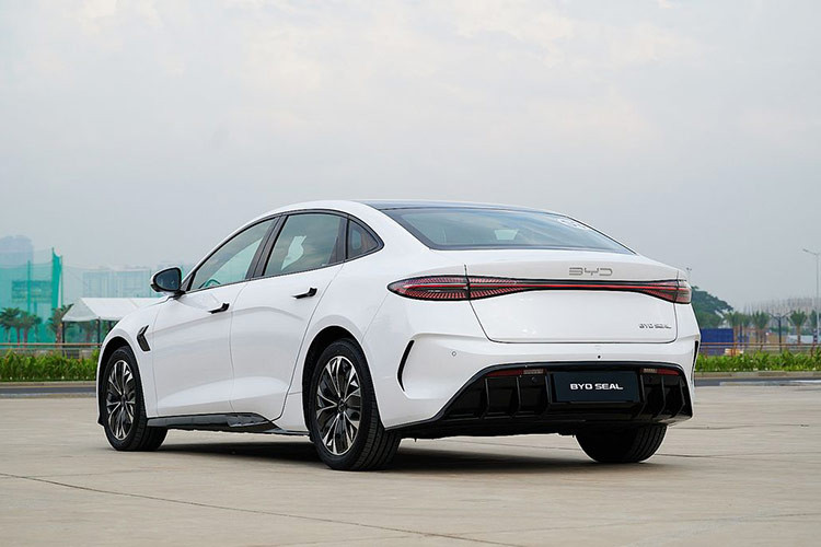 Trong đó, tính ưu việt của các dòng xe của BYD đều có thể cung cấp phạm vi lái xe trên 400 km chỉ với 1 lần sạc đầy, giúp khách hàng có thể di chuyển thoải mái suốt 1 tuần trong đô thị mà không cần lo lắng vấn đề trạm sạc.