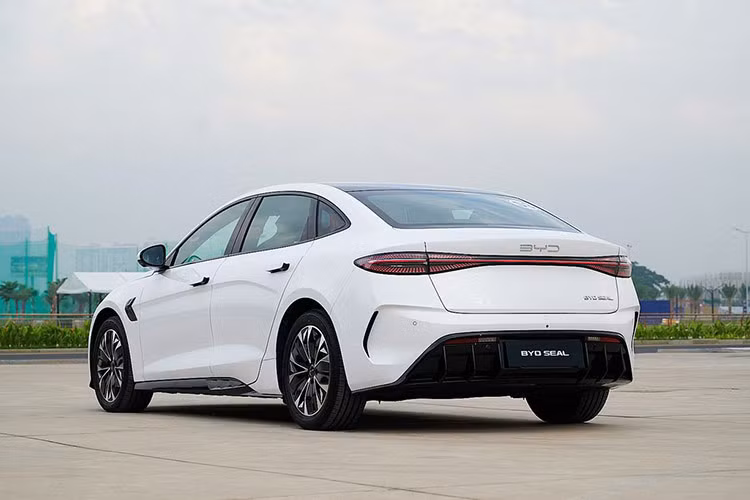 Trong đó, tính ưu việt của các dòng xe của BYD đều có thể cung cấp phạm vi lái xe trên 400 km chỉ với 1 lần sạc đầy, giúp khách hàng có thể di chuyển thoải mái suốt 1 tuần trong đô thị mà không cần lo lắng vấn đề trạm sạc.