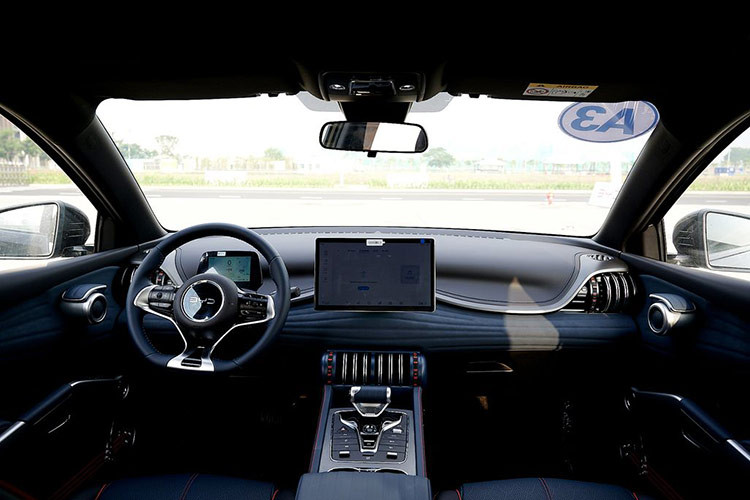 Đặc biệt, khách hàng đặt cọc xe cũng sẽ nhận thêm hàng loạt ưu đãi như: miễn phí 06 năm dịch vụ cứu hộ 24/7 và bảo dưỡng tiêu chuẩn, 01 năm bảo hiểm vật chất, hỗ trợ ưu đãi vay đến 85% và tặng ngay 10.000.000 VNĐ tiền mặt.