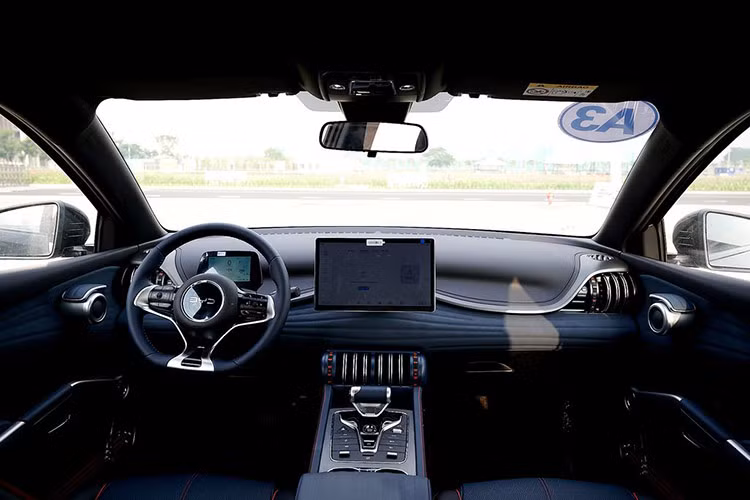 Đặc biệt, khách hàng đặt cọc xe cũng sẽ nhận thêm hàng loạt ưu đãi như: miễn phí 06 năm dịch vụ cứu hộ 24/7 và bảo dưỡng tiêu chuẩn, 01 năm bảo hiểm vật chất, hỗ trợ ưu đãi vay đến 85% và tặng ngay 10.000.000 VNĐ tiền mặt.