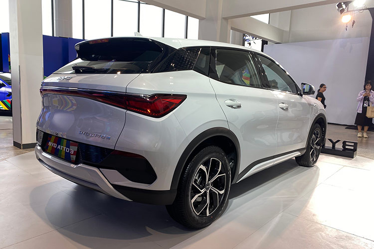 Những khách hàng đầu tiên đăng ký đặt cọc BYD SEAL, BYD DOLPHIN và BYD ATTO 3 từ ngày 15/06 đến hết ngày 18/07/2024 sẽ nhận ngay bộ quà tặng bao gồm: 01 thiết bị sạc cầm tay, 01 bộ sạc treo tường 7 kW và hỗ trợ miễn phí lắp đặt, 01 thiết bị chuyển đổi nguồn điện (tất cả đều là sản phẩm chính hãng của BYD).