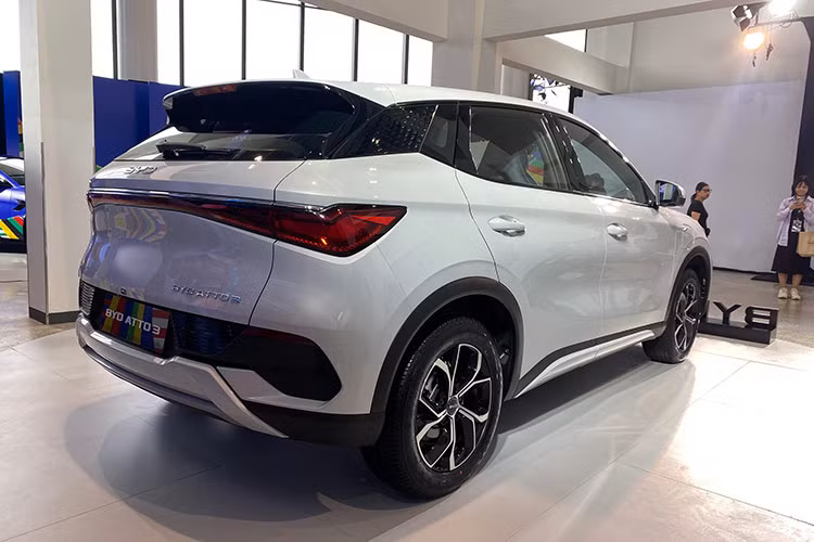 Những khách hàng đầu tiên đăng ký đặt cọc BYD SEAL, BYD DOLPHIN và BYD ATTO 3 từ ngày 15/06 đến hết ngày 18/07/2024 sẽ nhận ngay bộ quà tặng bao gồm: 01 thiết bị sạc cầm tay, 01 bộ sạc treo tường 7 kW và hỗ trợ miễn phí lắp đặt, 01 thiết bị chuyển đổi nguồn điện (tất cả đều là sản phẩm chính hãng của BYD).