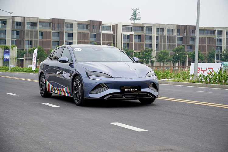 Nổi bật nhất trong bộ ba sản phẩm là BYD SEAL - một trong những mẫu xe bán chạy nhất của BYD trên toàn cầu, khi trang bị động cơ điện 8-trong-1; thiết kế ngoại thất nổi bật với đèn DRL tạo hình ánh sáng chữ U xếp lớp độc đáo; kèm theo công nghệ Cell-To-Body tích hợp pin vào sàn xe, giúp xe nhẹ hơn, tối ưu khí động học để di chuyển nhanh hơn.