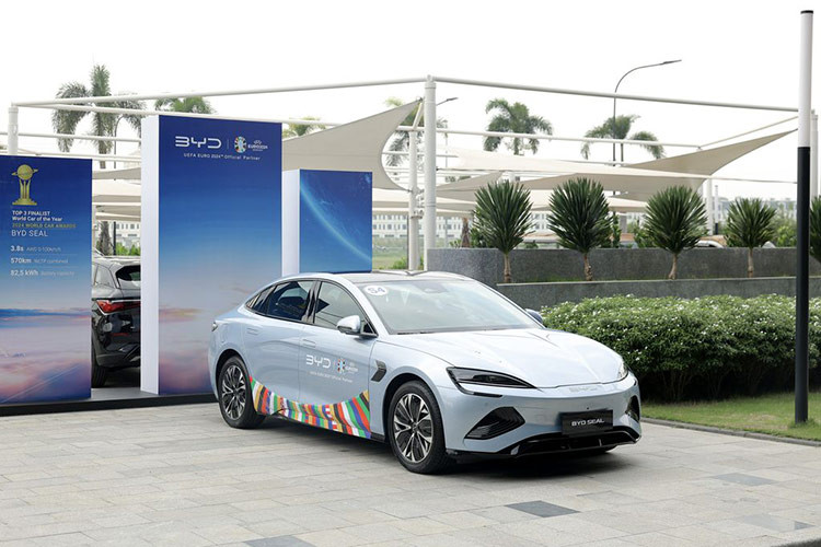 Tại sự kiện lái thử xe BYD tại Việt Nam “Tuần lễ BYD - Technology Green Future”. Chương trình diễn ra từ ngày 15/06 đến hết ngày 19/06/2024 tại The Global City (Thành phố Thủ Đức, TP HCM) bao gồm các hoạt động chính: trưng bày và lái thử 03 dòng sản phẩm chủ lực BYD SEAL, BYD DOLPHIN và BYD ATTO 3; triển lãm công nghệ và kết nối hệ sinh thái của BYD cũng như các đối tác…