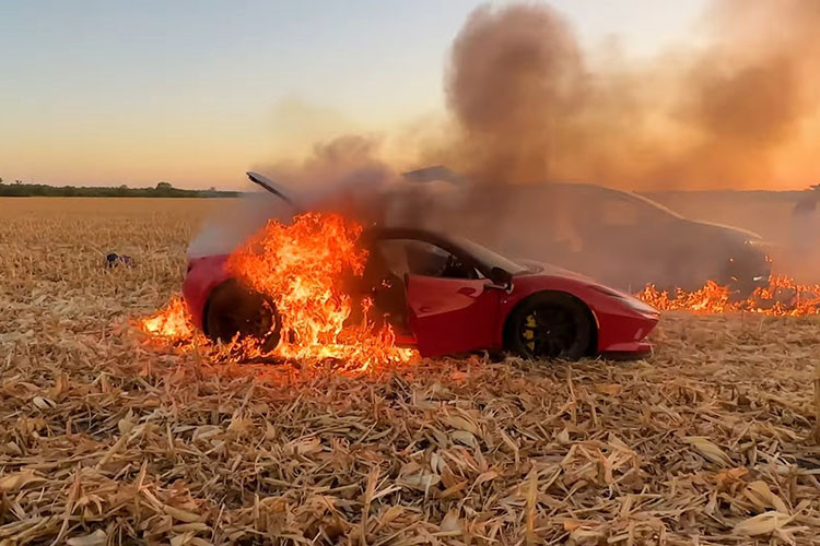 Vài giây sau, chiếc Pacifica cũng tự bốc cháy, có thể là do động cơ nóng đã khiến những cây khô rải rác trên cánh đồng bén lửa. Những người có mặt tại hiện trường nhận ra rằng không có cách nào để dập tắt ngọn lửa nên bắt đầu lôi đồ đạc của họ ra khỏi hai chiếc xe và gọi cho sở cứu hỏa.