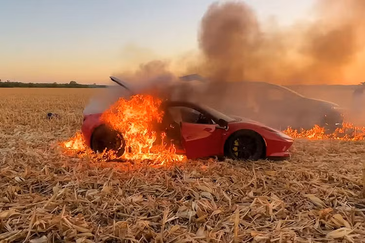 Vài giây sau, chiếc Pacifica cũng tự bốc cháy, có thể là do động cơ nóng đã khiến những cây khô rải rác trên cánh đồng bén lửa. Những người có mặt tại hiện trường nhận ra rằng không có cách nào để dập tắt ngọn lửa nên bắt đầu lôi đồ đạc của họ ra khỏi hai chiếc xe và gọi cho sở cứu hỏa.