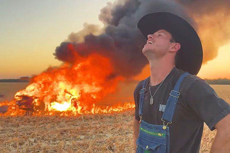 Ferrari F8 Tributo được trang bị động cơ tăng áp kép V8 dung tích 3,9 lít, công suất 710 mã lực và mô-men xoắn cực đại đạt 770 Nm, kết hợp với hộp số ly hợp kép 7 cấp. Xe có khả năng tăng tốc 0-100 km/h trong 2,9 giây, trước khi đạt tốc độ tối đa là 340 km/h.