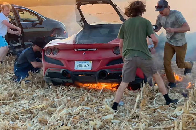Với mục đích thử nghiệm độ bền chiếc Ferrari F8 Tributo của Cody Detwiler, anh đã lái siêu xe này băng qua cánh đồng toàn gốc và lá khô. Tuy nhiên, chiếc xe đã bị bốc cháy sau khi chạy được vài vòng. YouTuber cho biết điều này hoàn toàn nằm ngoài kế hoạch của anh. 
