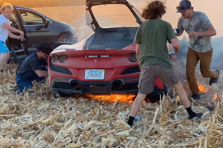 Với mục đích thử nghiệm độ bền chiếc Ferrari F8 Tributo của Cody Detwiler, anh đã lái siêu xe này băng qua cánh đồng toàn gốc và lá khô. Tuy nhiên, chiếc xe đã bị bốc cháy sau khi chạy được vài vòng. YouTuber cho biết điều này hoàn toàn nằm ngoài kế hoạch của anh. 