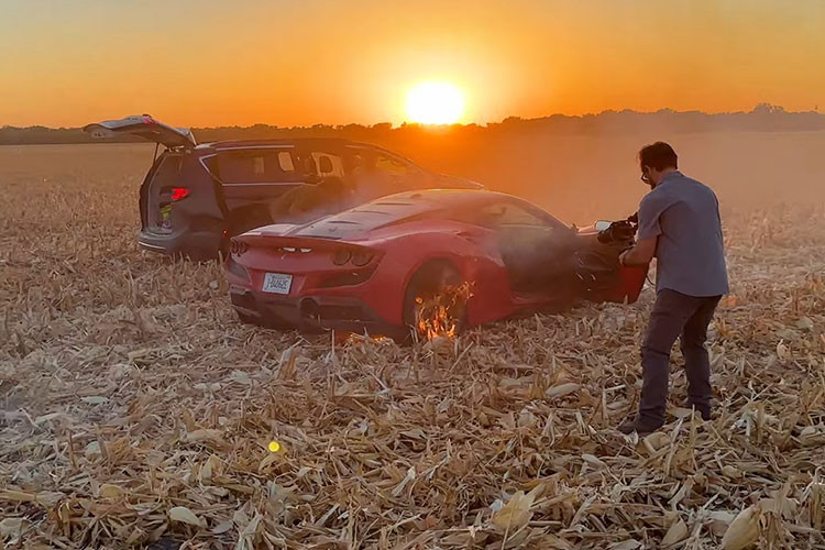 Đồng hành chiếc siêu xe Ferrari F8 Tributo là một chiếc xe van Chrysler Pacifica chở đội quay phim. Địa điểm ghi hình là một cánh đồng ngô đã thu hoạch xong ở Texas.