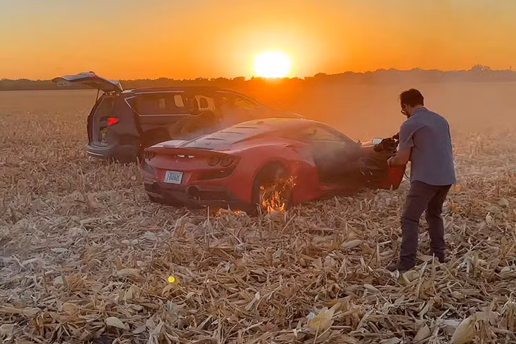 Đồng hành chiếc siêu xe Ferrari F8 Tributo là một chiếc xe van Chrysler Pacifica chở đội quay phim. Địa điểm ghi hình là một cánh đồng ngô đã thu hoạch xong ở Texas.