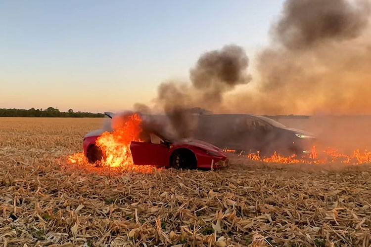 Xe cứu hỏa đến nơi không lâu sau đó, nhưng lúc này cả hai chiếc xe Chrysler Pacifica và Ferrari F8 Tributo cháy trơ khung. Trong video, YouTuber có nói: "Tôi không quan tâm đến chiếc xe. Đừng để lửa lan ra cánh đồng".