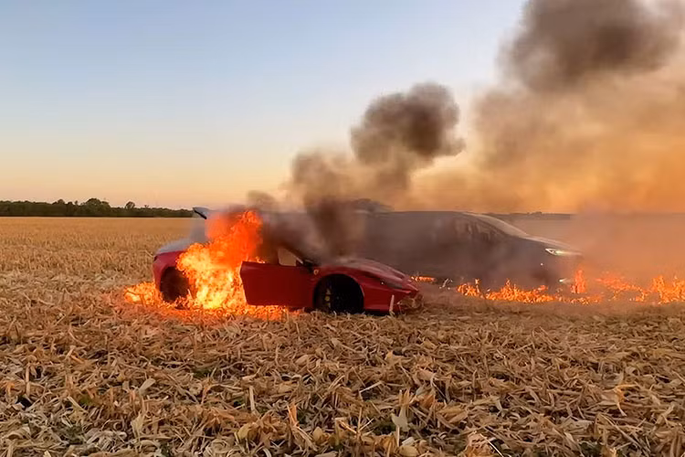 Xe cứu hỏa đến nơi không lâu sau đó, nhưng lúc này cả hai chiếc xe Chrysler Pacifica và Ferrari F8 Tributo cháy trơ khung. Trong video, YouTuber có nói: "Tôi không quan tâm đến chiếc xe. Đừng để lửa lan ra cánh đồng".