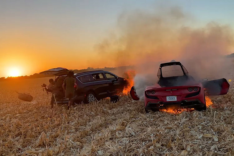 Đầu tiên, các thành viên từ chiếc van nhận ra có khói bốc ra từ siêu xe và hét lên cảnh báo. Người cầm lái chiếc Ferrari lập tức dừng lại và chạy ra khỏi xe. Ngọn lửa dường như đã bắt đầu ở ống xả và nhanh chóng lan rộng, nhấn chìm toàn bộ chiếc xe.